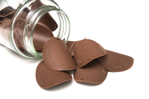 Primer Plano Chocolate Forma Baldosas Que Caen Recipiente Vidrio Sobre — Foto de Stock