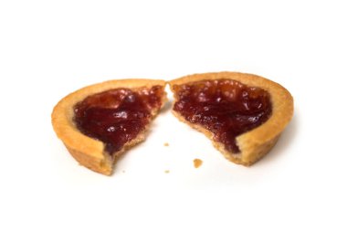 Beyaz zemin üzerinde çilek reçeli ile kıtır kıtır mini tart yakın plan 