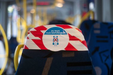 Covid-19 salgını sırasında tramvaydaki koltuğa sosyal uzaklık sembolü konması