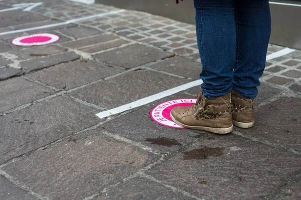 Nahaufnahme Von Frauenfüßen Die Während Der Covid Pandemie Sozialen Distanzsymbol — Stockfoto