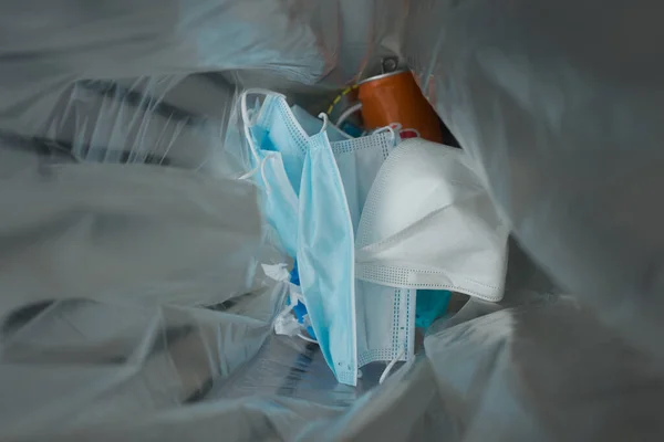 Detailní Záběr Použitých Lékařských Masek Veřejných Odpadcích Ulici Během Pandemie — Stock fotografie