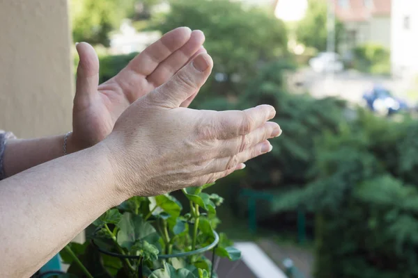 Sluiten Van Handen Van Een Vrouw Die Tijdens Pandemie Van — Stockfoto