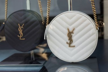 Mulhouse - Fransa - 16 Mayıs 2020 - Yves Saint Laurent 'in lüks moda galerisindeki siyah beyaz deri çantasına yakın çekim