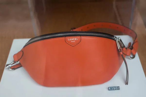 Mulhouse Frankreich Mai 2020 Nahaufnahme Einer Orangefarbenen Lederhandtasche Einem Showroom — Stockfoto