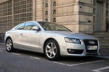 Mulhouse - Fransa - 19 Mayıs 2020 - Caddeye park etmiş gri Audi arabasının ön görüntüsü