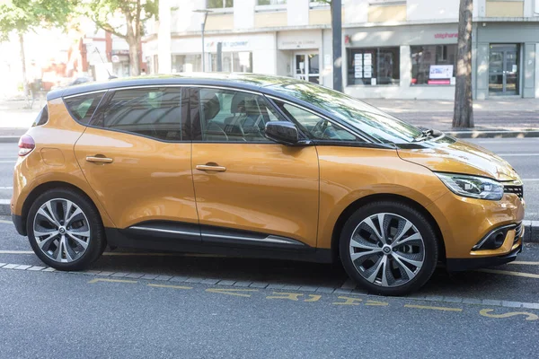 Mulhouse Frankreich May 2020 Profilansicht Eines Orangen Renault Der Auf — Stockfoto