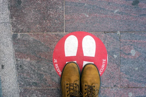 Nahaufnahme Eines Roten Kreises Mit Füßen Vor Einem Modegeschäft Mit — Stockfoto