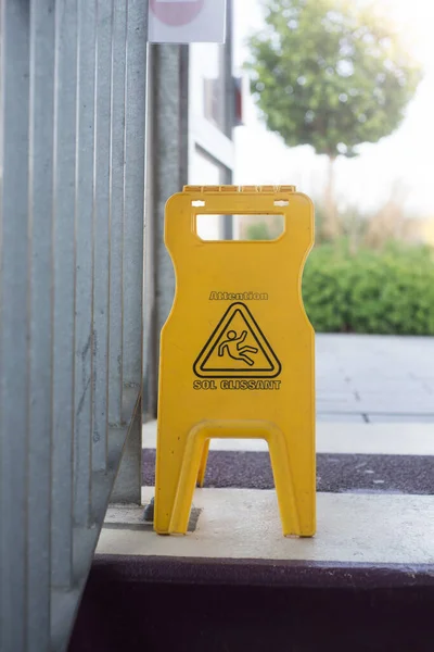 Sarı Plastik Panodaki Islak Tabelanın Kapatılması Fransızca Yazılar Dikkat Sol — Stok fotoğraf