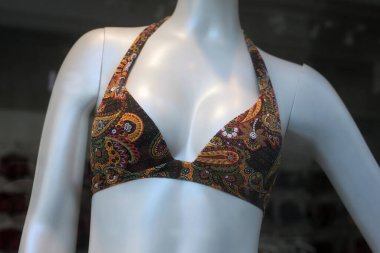 Moda mağazasındaki kadınlar için sergi salonunda manken üzerinde çiçek desenli bikininin yakın çekimi