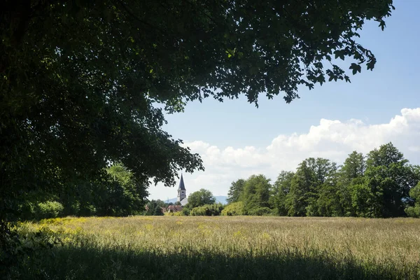 Vista Paisagem Rural Com Árvores Silhuetas Igreja Fundo — Fotografia de Stock