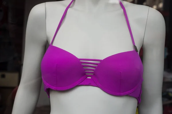 Zbliżenie Fioletowe Bikini Manekin Salonie Mody Dla Kobiet — Zdjęcie stockowe