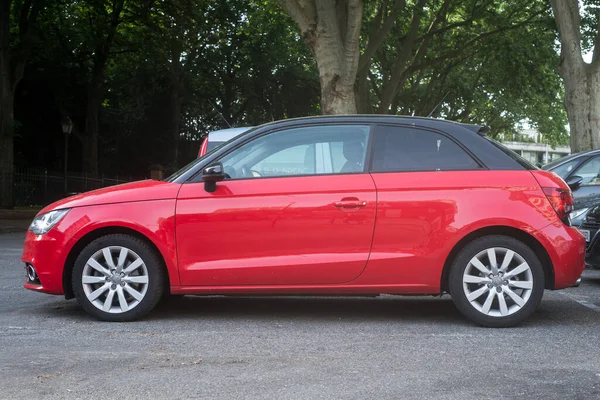 Mulhouse França Maio 2020 Vista Perfil Audi Vermelho Estacionado Rua — Fotografia de Stock