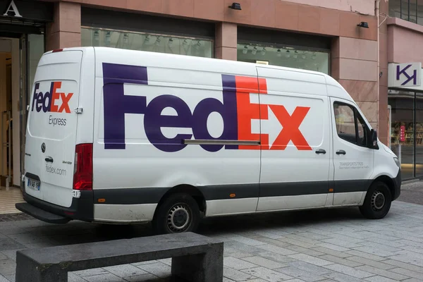 Mulhouse - Fransa - 23 Mayıs 2020 - Fedex dağıtım kamyonu moda mağazasının yakınına park edilmiş.