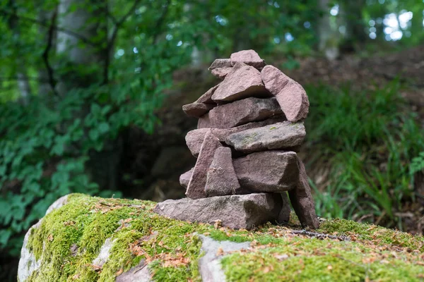 Primer Plano Del Balance Piedra Sobre Una Gran Roca Cubierta — Foto de Stock