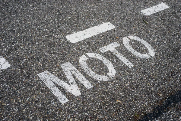 Primer Plano Del Cartel Estacionamiento Motos Con Texto Francés Moto — Foto de Stock