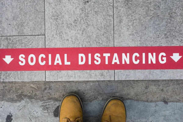 Detailní Záběr Nohou Stojících Chodníku Červenou Čárou Sociální Distancing Koncept — Stock fotografie