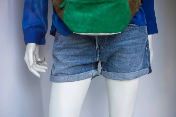 Closeup Van Blauwe Jeans Kort Mannequin Een Modewinkel Showroom — Stockfoto