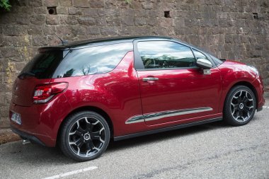 Mulhouse - Fransa - 24 Mayıs 2020 - Caddeye park edilmiş kırmızı Citroen DS3 'ün arka görüntüsü