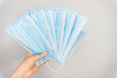 Beyaz arka planda tıbbi maskeli virüs koruması.