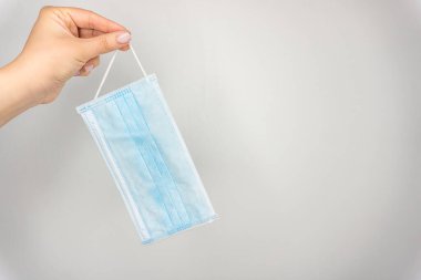 Beyaz arka planda tıbbi maskeli virüs koruması.