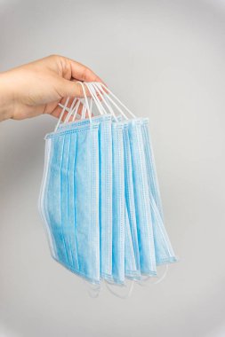 Beyaz arka planda tıbbi maskeli virüs koruması.