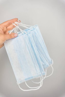 Beyaz arka planda tıbbi maskeli virüs koruması.