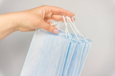 Beyaz arka planda tıbbi maskeli virüs koruması.