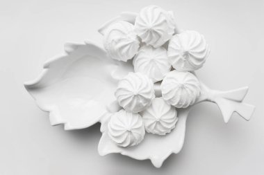 Fotokopi alanı beyaz arka planda beyaz plakalı kremalar. Fransız vanilyalı kurabiye. Ev yapımı zephyr veya lokum. Fırın, kafe ya da şekerci için pişirme