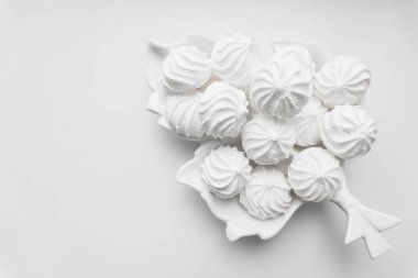 Fransız vanilyalı kurabiyeler fırın, kahve dükkanı ya da beyaz arka planda şekerci için pişiyor. Ev yapımı zephyr veya lokum. Düz yatıyordu. Moda görünümlü tatlı imajı. Kahveye davetiye