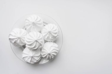 Beyaz plakalı beyaz zephyr fotokopi alanı olan beyaz bir zephyr. Fırın, kafe ya da şekerci için fırın. Fransız vanilyalı kurabiye. Kahve ve tatlı davetli..