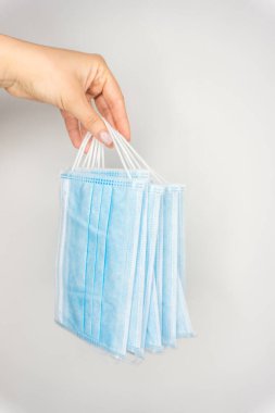 Beyaz arkaplan ile tıbbi maskeler virüs koruması.