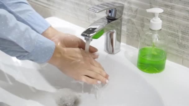 洗手是防止眼镜蛇COVID-19疾病的保护措施。MERS-Cov，SARS-cov-2流行病。经常用肥皂和水洗手。健康的生活方式停止传播病毒 — 图库视频影像