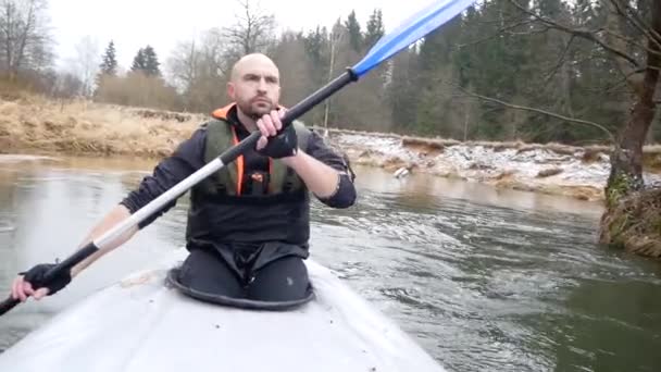 Homem forte nadar em Kayak On The River.Masculino Natação em Canoa. A apreciar as vistas. natureza selvagem — Vídeo de Stock