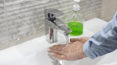 Coronavirus COVID-19 hastalığına karşı koruyucu tedbir olarak ellerini yıkamak. MERS-Cov, SARS-Cov-2 salgını. Ellerini düzenli olarak sabun ve suyla yıka. Sağlıklı bir yaşam tarzı. Virüsleri yaymayı bırak