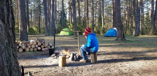 火災で観光客の休憩、観光の背景。キャンプだ。森の中をハイキング。野生の休暇。テントキャンプ. — ストック写真