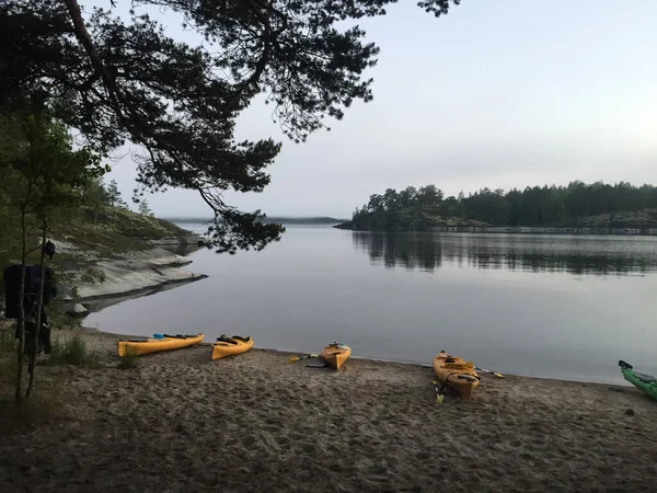 A row of kayaks lying on the shore .Outdoor recreation.Reserved place.Karelia. Russia. — Stock Photo, Image