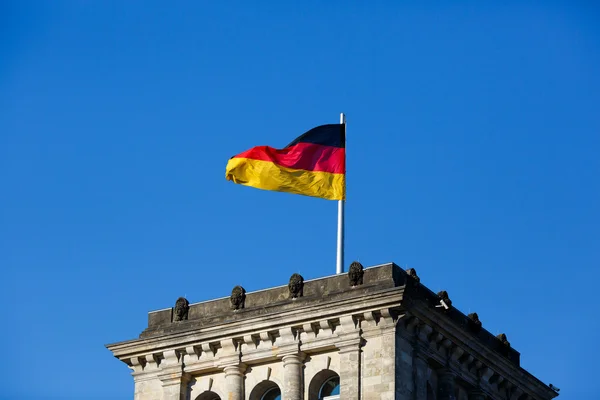 Германский флаг перед Рейхстагом — стоковое фото