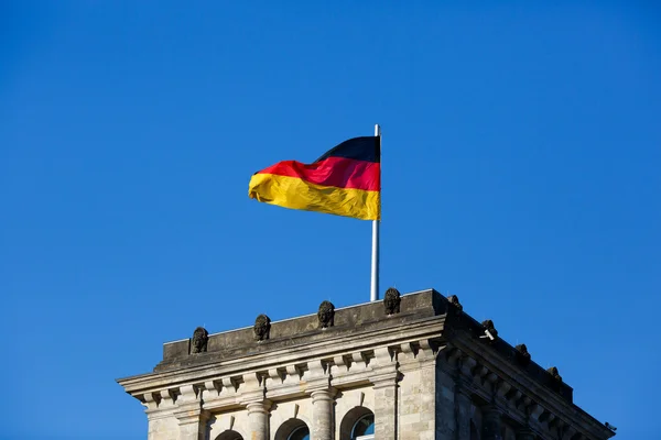 Reichstag önünde Alman bayrağı