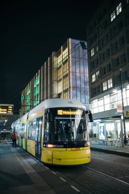Berlin'in Mitte bölgesinde akşam saat içinde sarı tramvay.