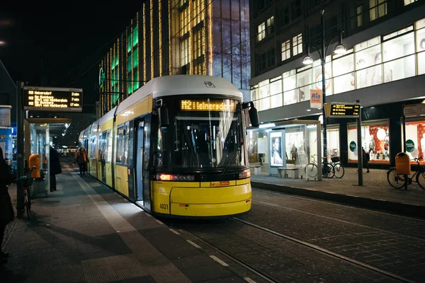 Berlin, Almanya - 7 Aralık 2016. Berlin'in Mitte Orta bölgesinde, sarı tramvay akşam saat içinde. Alexanderplatz İstasyonu.