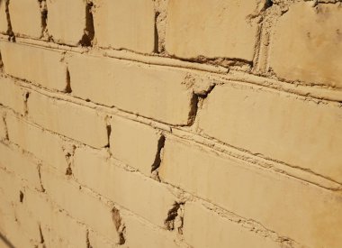 Binanın eski tuğlaları sarıya boyanmış.