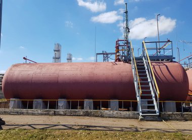 Yanıcı sıvıların saklanması için kullanılan kırmızı kap.