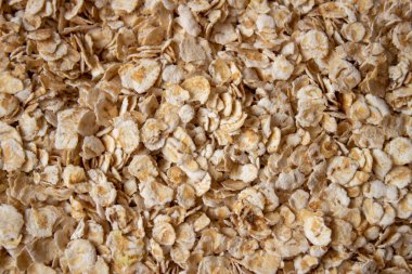 Yere çiğ yulaf ezmesi döküldü. Arka planda yulaf lapası var.