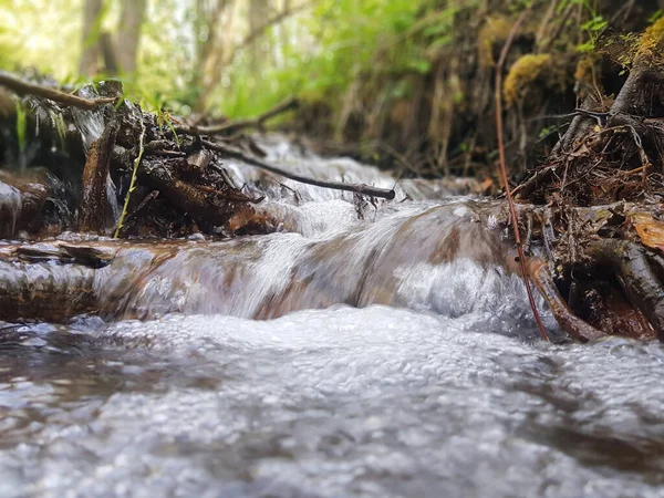 Fuente Agua Fluye Por Las Rocas Río — Foto de Stock