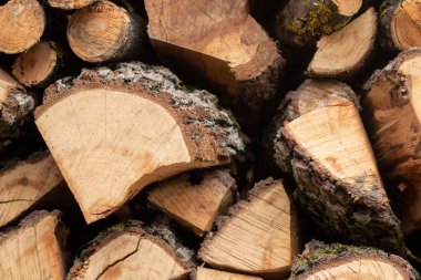 Kesilmiş odunların arka planı üst üste yatar.