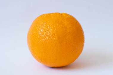 İzole edilmiş beyaz arkaplanda turuncu portakallar