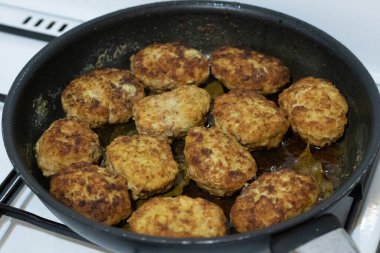 Yemek hazırlama. Pirzola pişiriyorum. Tavuk pirzolası pişiriyorum. Yemek pişirme