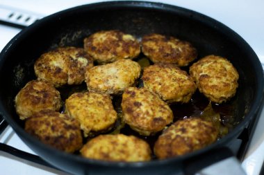 Yemek hazırlama. Pirzola pişiriyorum. Tavuk pirzolası pişiriyorum. Yemek pişirme