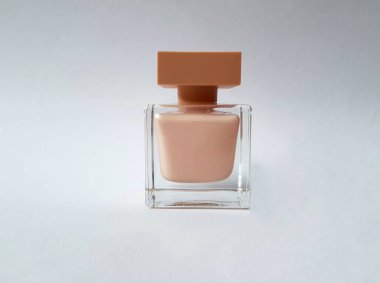 Krem renkli Eau de Parfum 'un yakın çekimi. Beyaz arkaplanda yakın plan fotoğrafı
