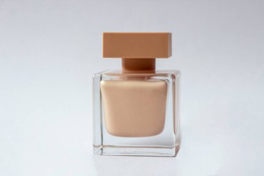 Krem renkli Eau de Parfum 'un yakın çekimi. Beyaz arkaplanda yakın plan fotoğrafı